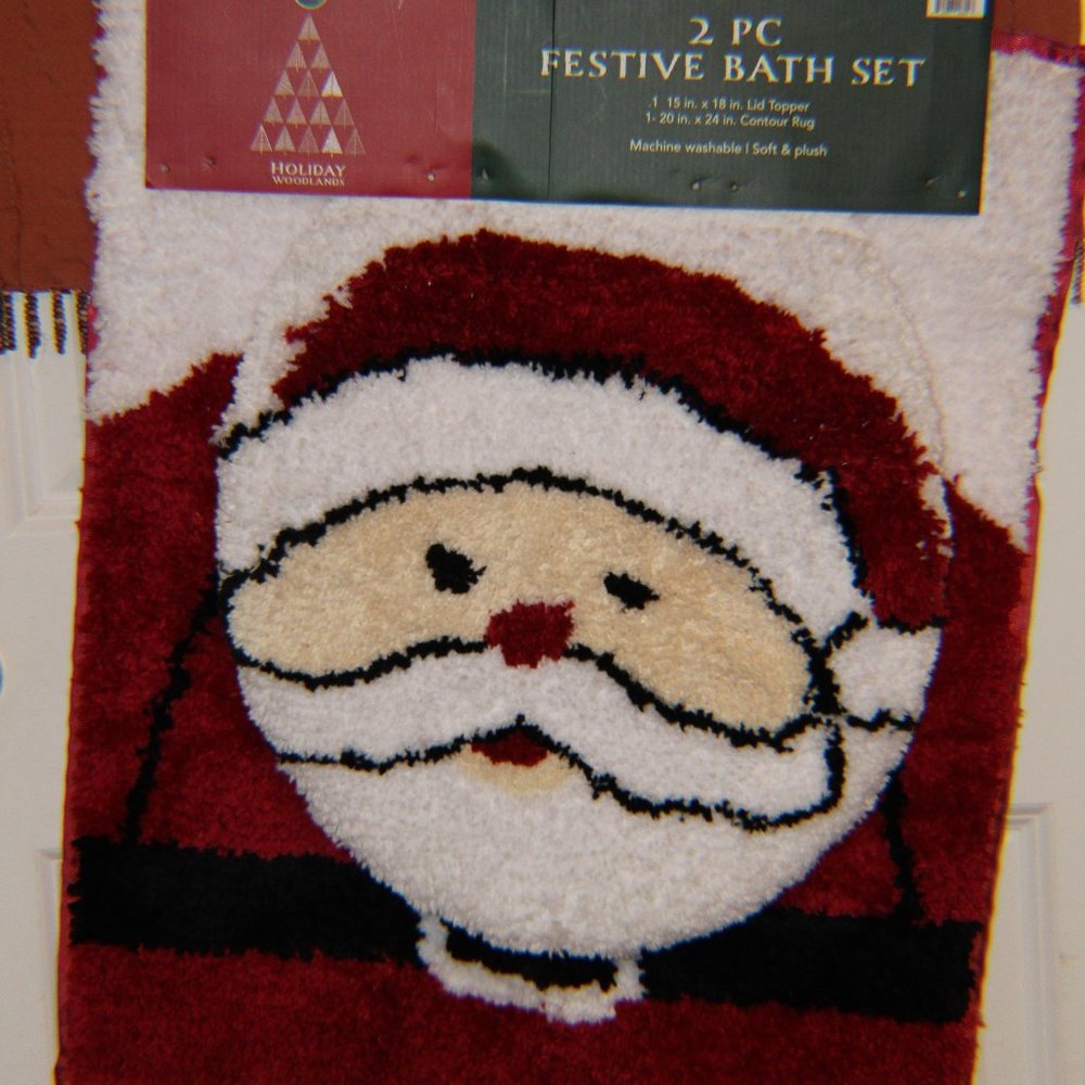 NWT**2PC Festive Santa Bath Set (toilet top and rug)